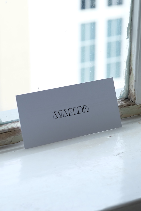 Der WAELDE-Gutschein auf einer Fensterbank