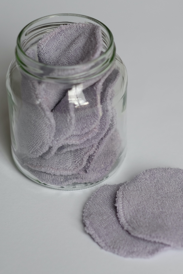 Wiederbenutzbare Wattepads aus Baumwolle in einem Glasbehälter
