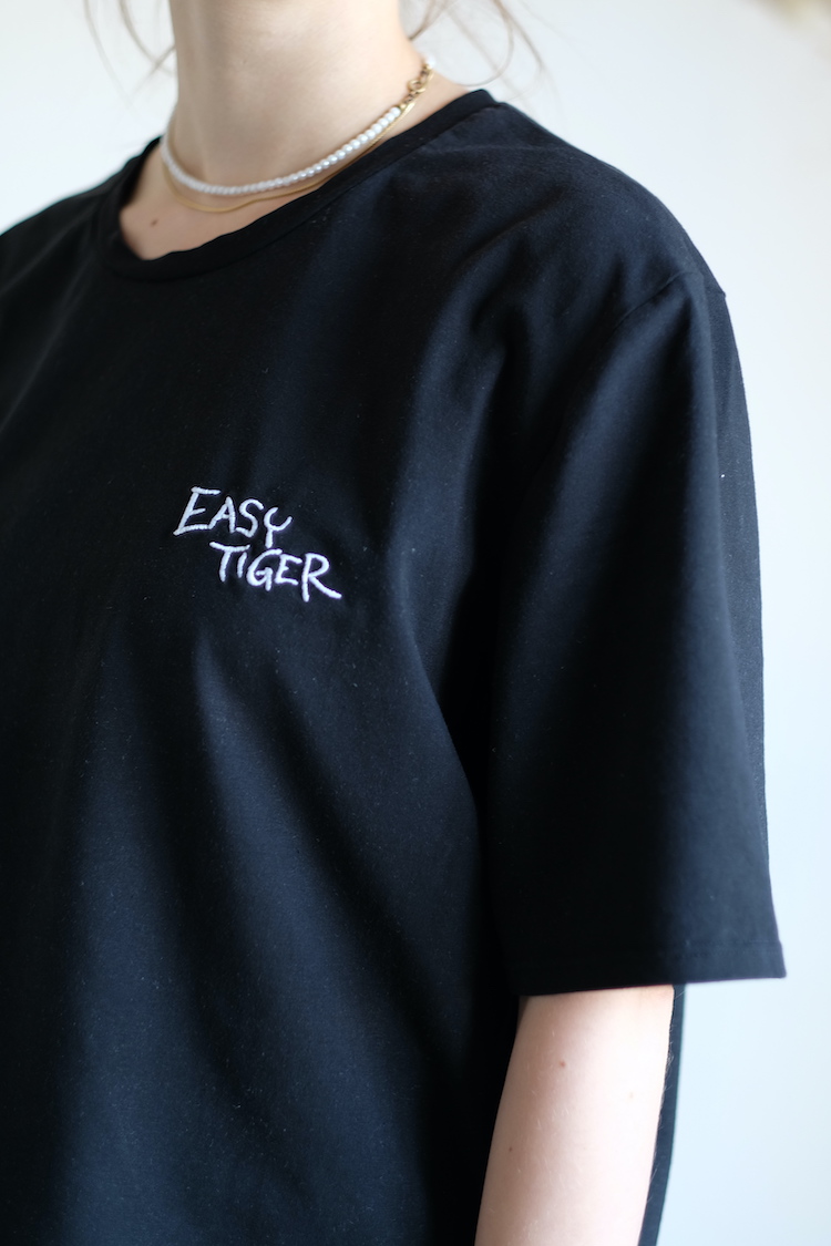 Das oversized Easy Tiger T-Shirt in schwarz